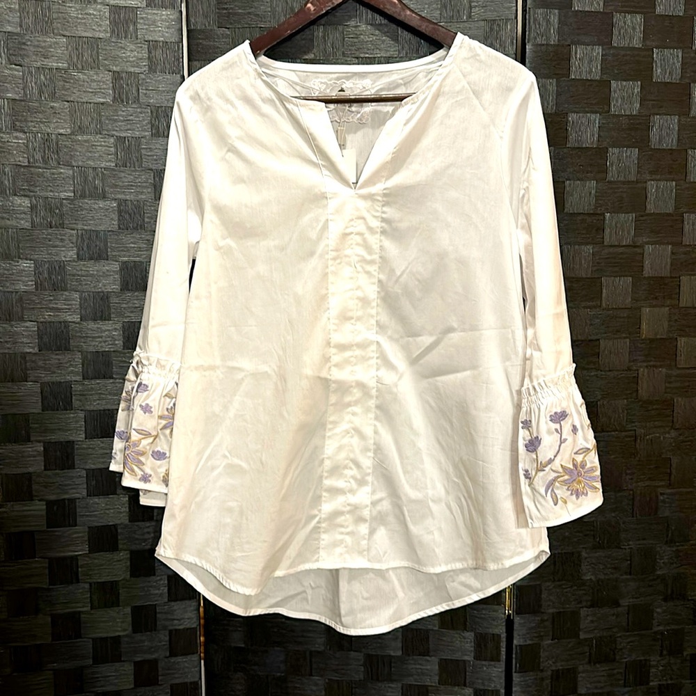NWT! Women’s SZ M Cupio floral sleeved white cotton blend blouse.